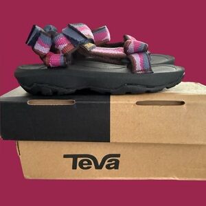 Teva toddler girls size 6 sandals hurricane XLT-2 pink gray thick black sole $45